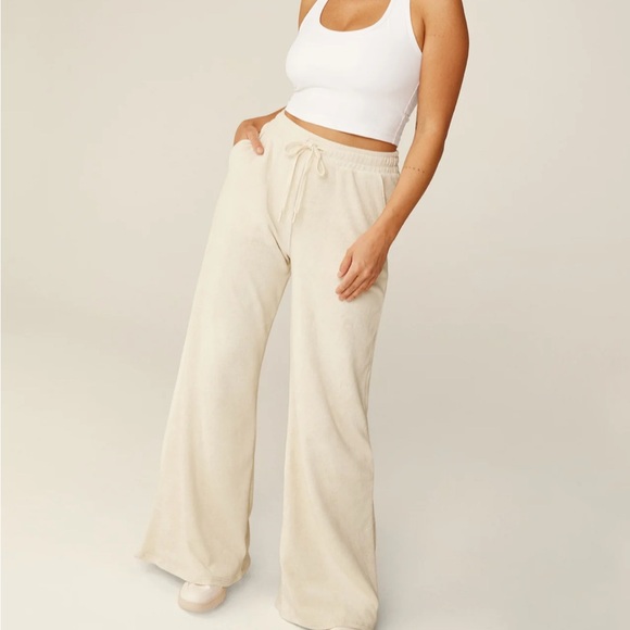 NWT Beyond Yoga Tropez Pull On Pant in Pristine Cream Size M
